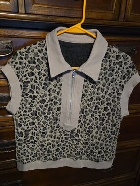 Short Zip Polo Sweater Top in Taupe and Black